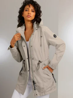 Veste technique produit de façon écologique avec des membranes et laminés recyclables