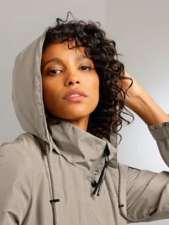 Veste technique produit de façon écologique avec des membranes et laminés recyclables