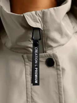 Veste technique produit de façon écologique avec des membranes et laminés recyclables